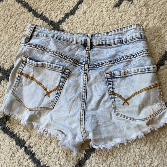 Bullhead PAC SUN Jean Shorts - Picture 3 of 3